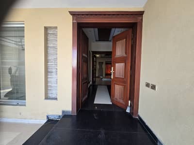 15 MARLA LIKE BRAND NEW IDEAL LOCATION HOUSE UP FOR SALE