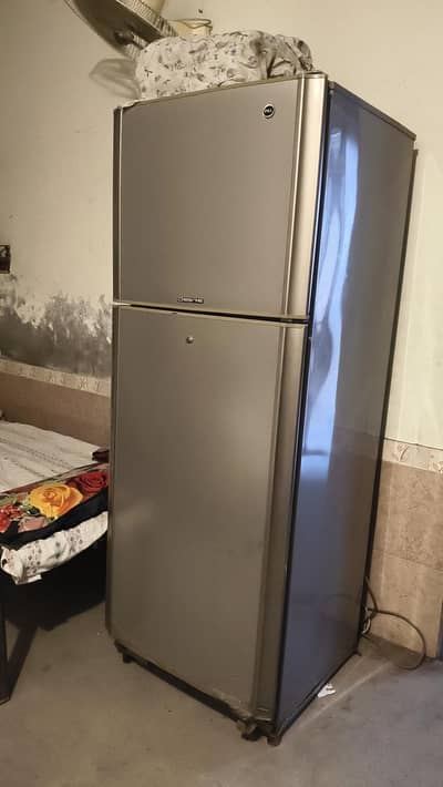 pel company ki  freezer hai almost condition apk samne  hai