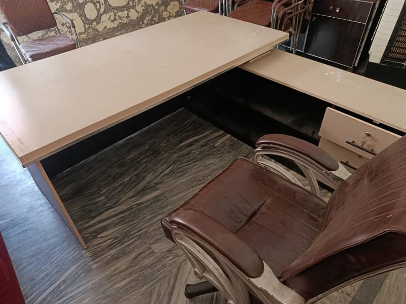 Office Table extive 2