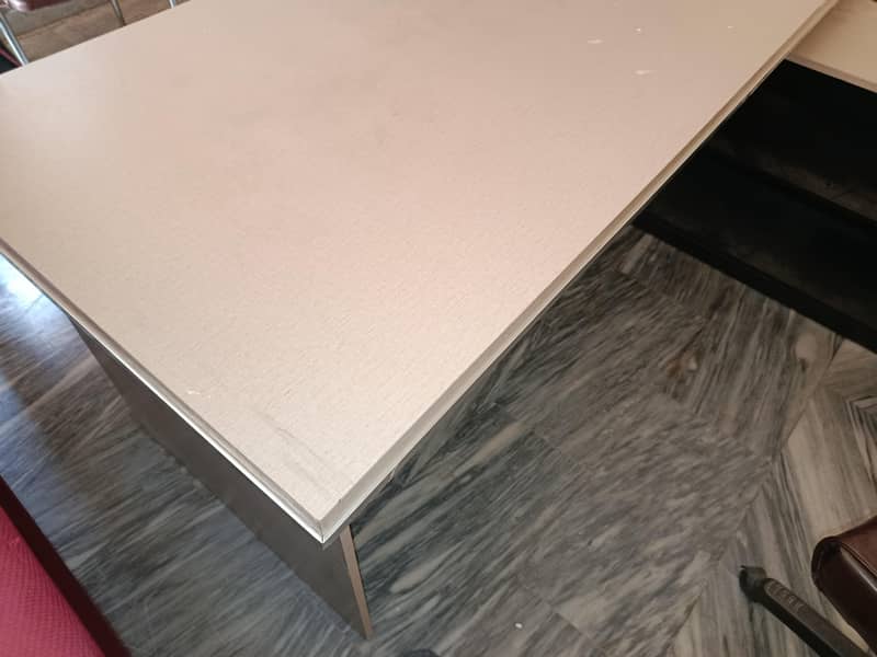 Office Table extive 7