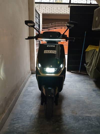 Brand new scoty 2026 model only 2 month driven graphite battery