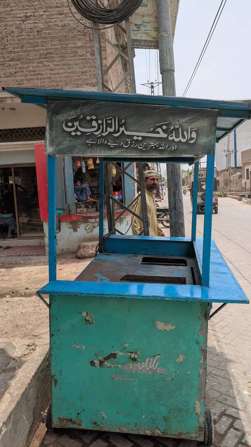 فروخت کے لیے شوارما اور چپس کا مضبوط کاؤنٹر موجود ہے۔ 1