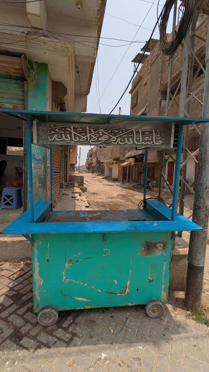 فروخت کے لیے شوارما اور چپس کا مضبوط کاؤنٹر موجود ہے۔ 3