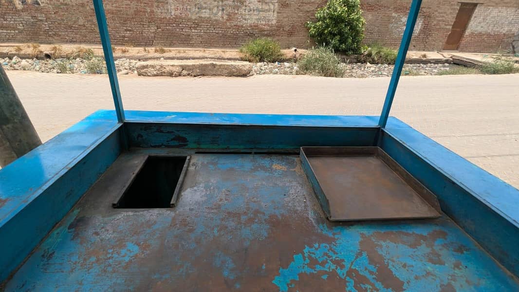 فروخت کے لیے شوارما اور چپس کا مضبوط کاؤنٹر موجود ہے۔ 4