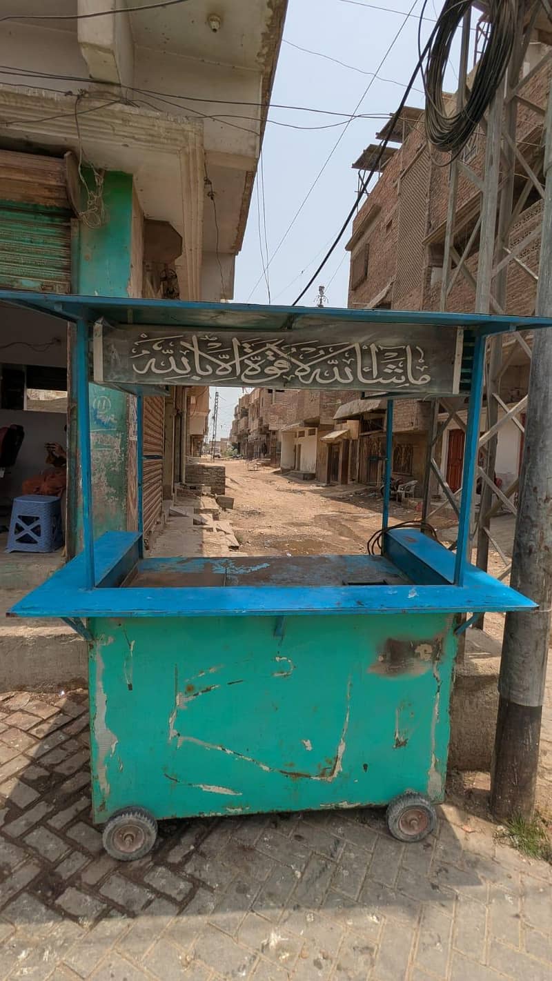 فروخت کے لیے شوارما اور چپس کا مضبوط کاؤنٹر موجود ہے۔ 6
