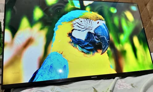 Frameless Smart TV 43 Inch with Remote . Excellent condition