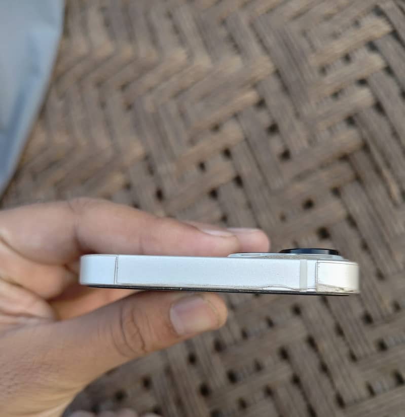 Apple iPhone 13 2