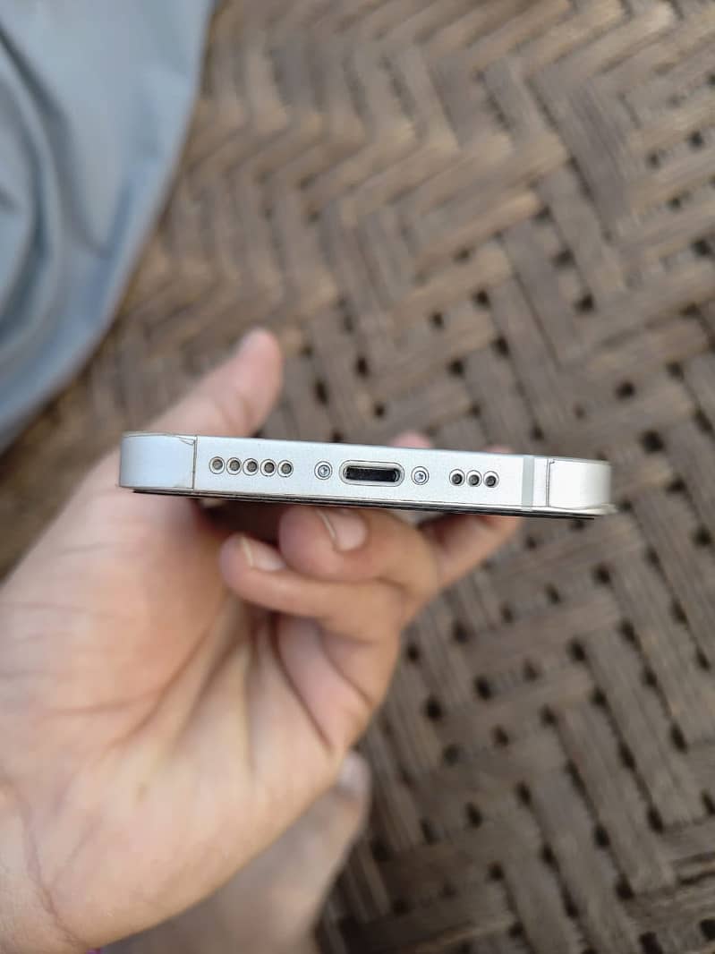 Apple iPhone 13 4