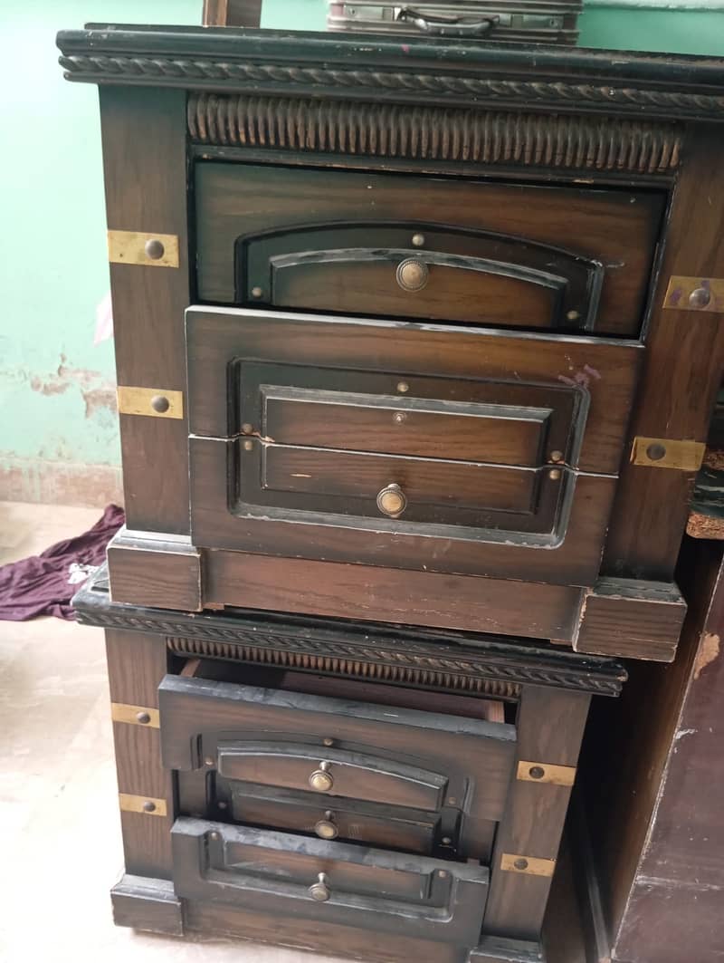 Dressing Table and bed side tables 3