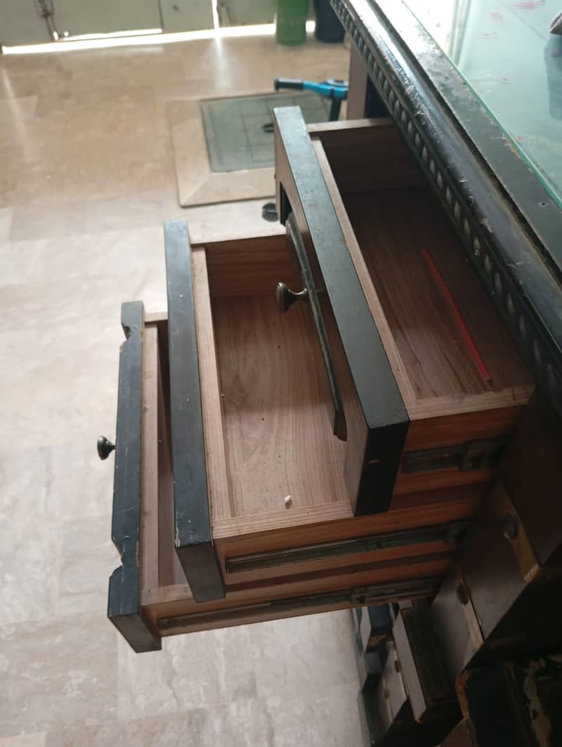 Dressing Table and bed side tables 4