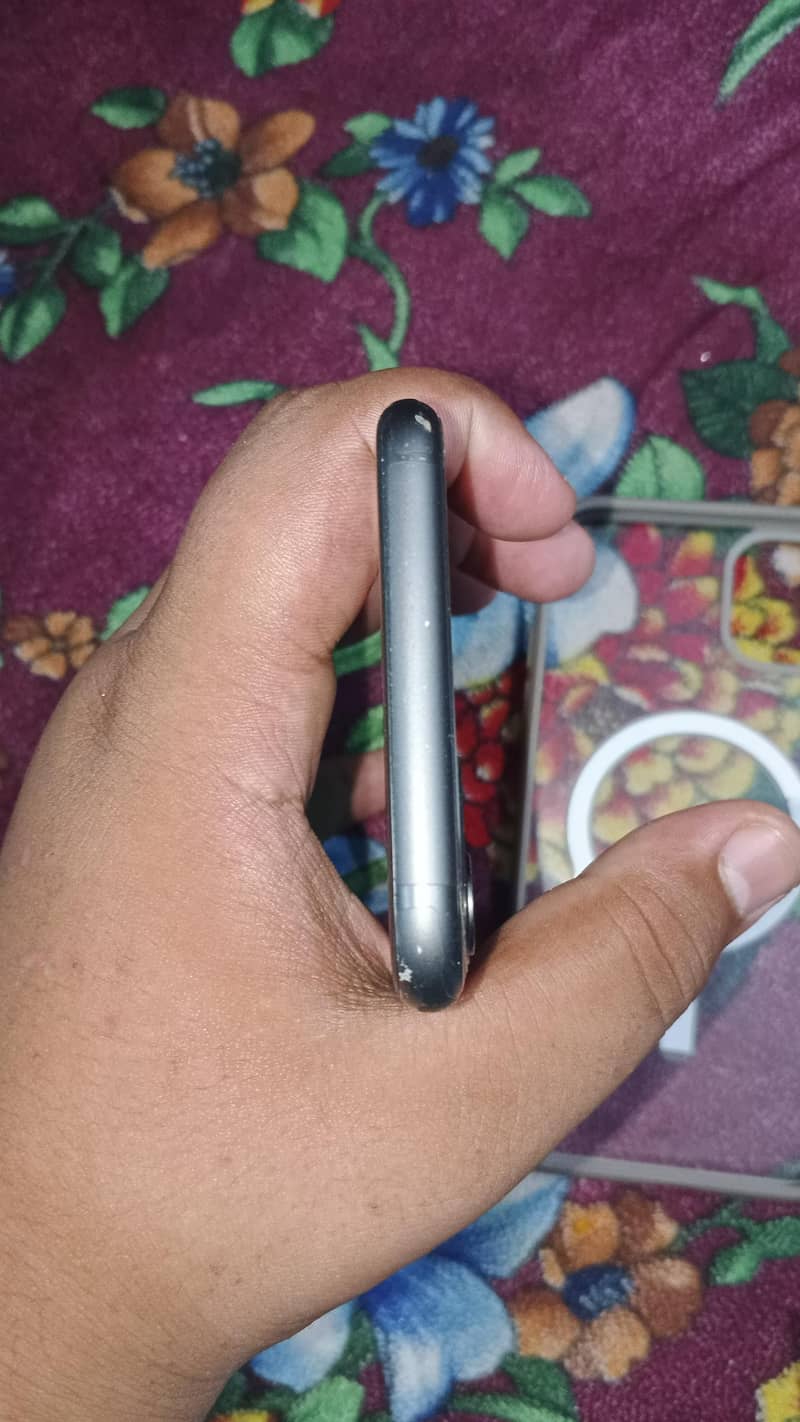 Apple iPhone 11 4