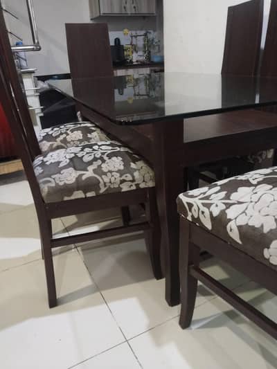 Wooden  dining table in Good condition