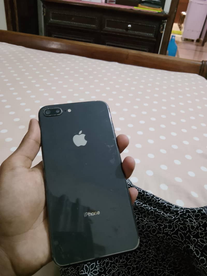 Apple iPhone 8 Plus 1