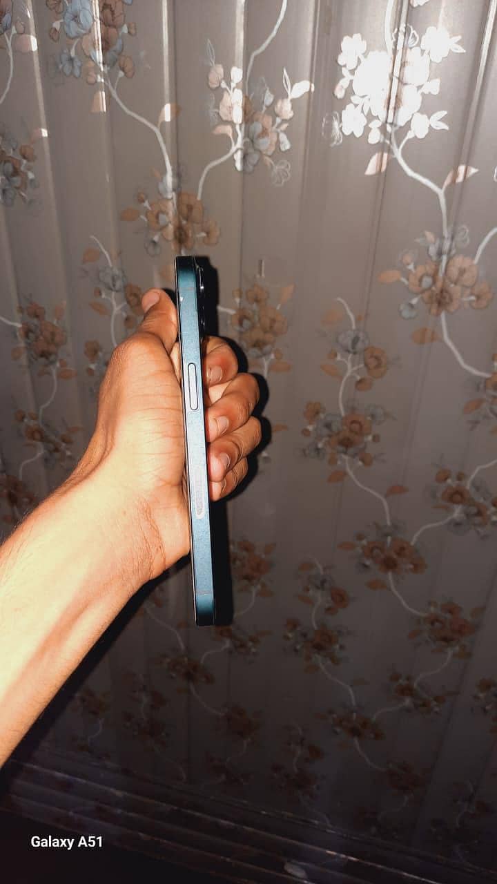 Apple iPhone 13 2