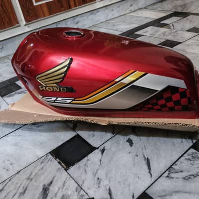 Honda 125 Silver edition fuel tank