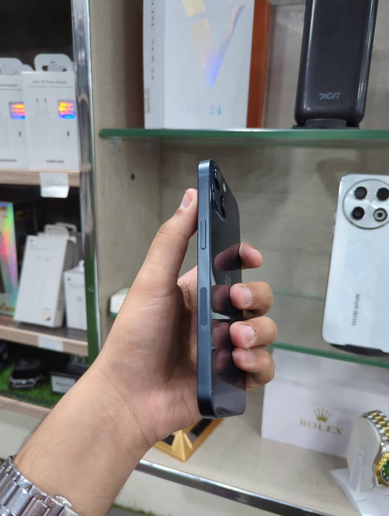 Apple iPhone 13 2
