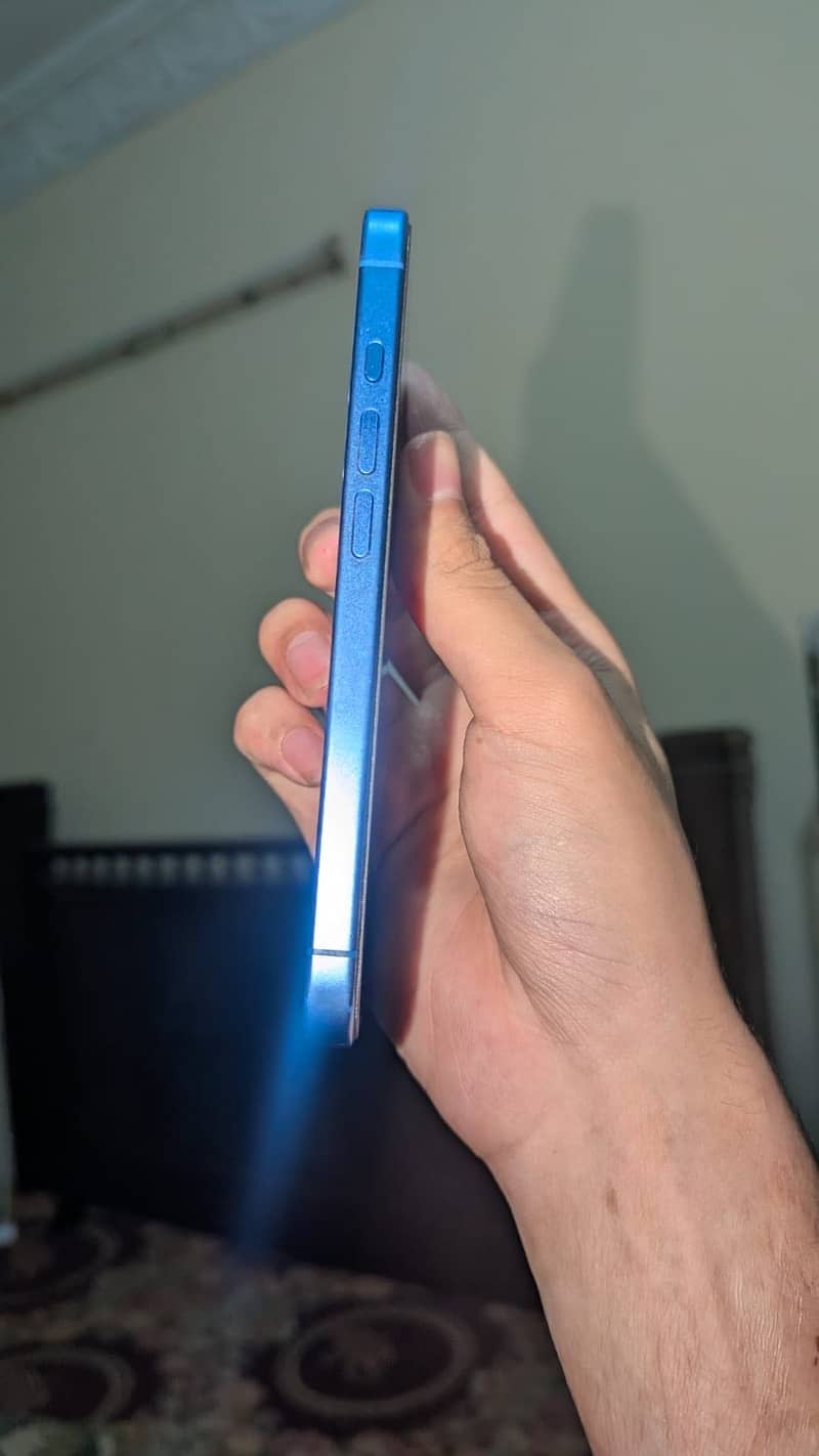 Apple iPhone 16 4