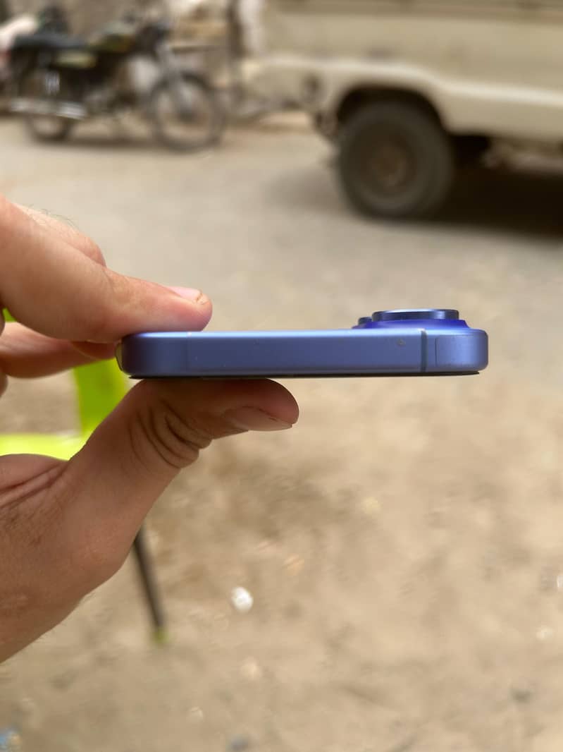 Apple iPhone 16 3