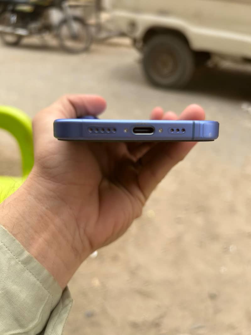 Apple iPhone 16 4