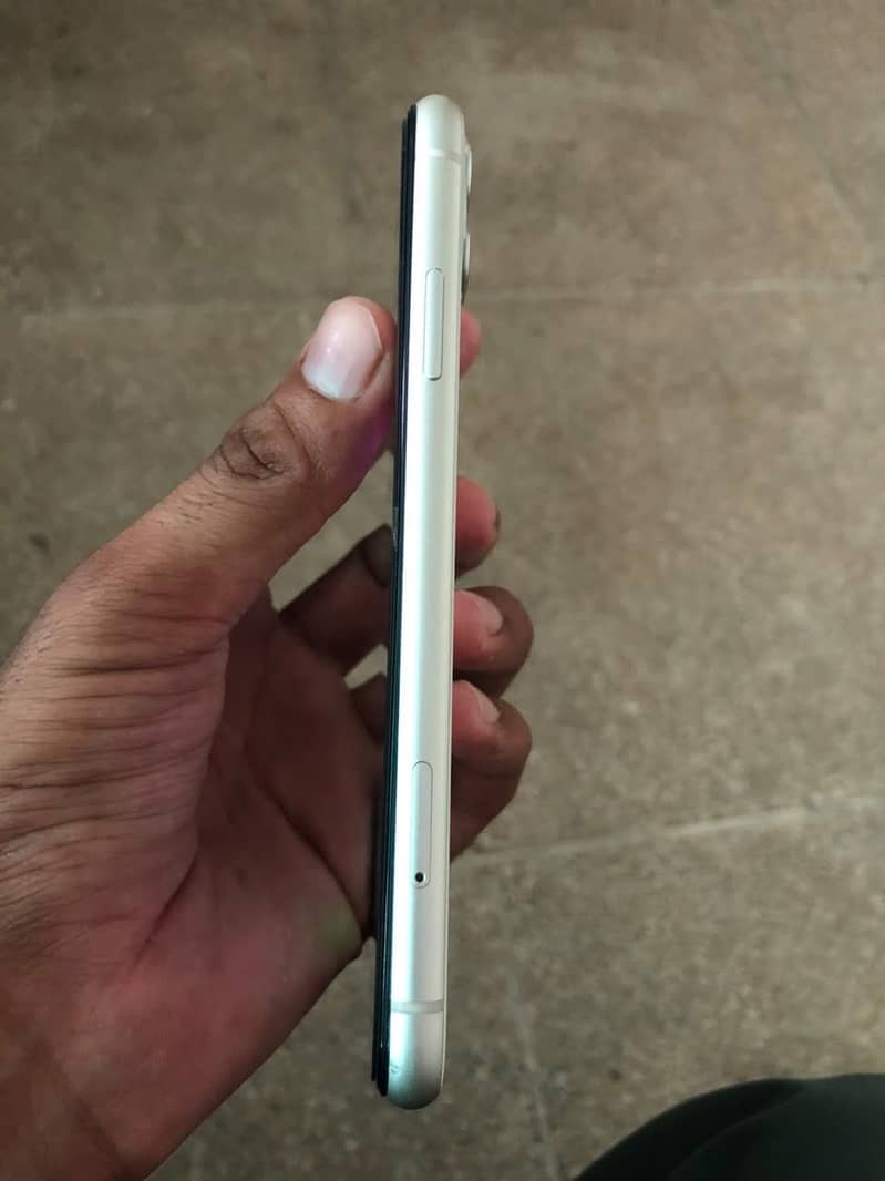iPhone 11 4