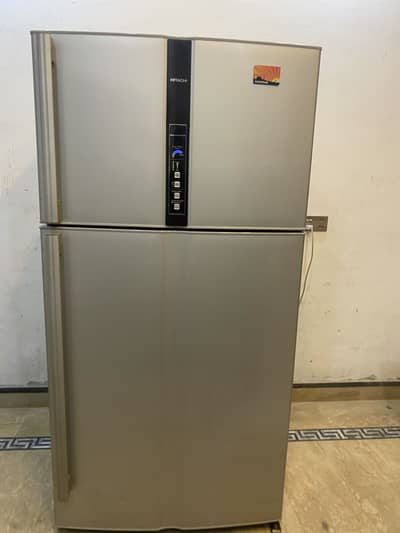 Hitachi Non frast fridge