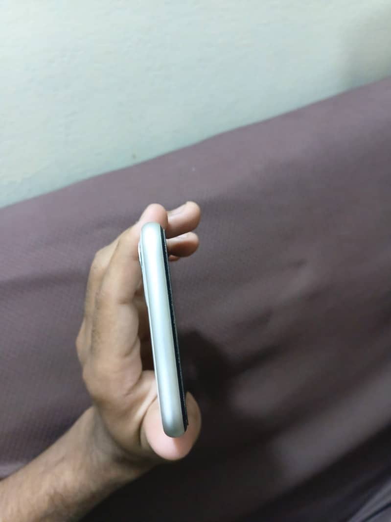 Apple iPhone 11 4