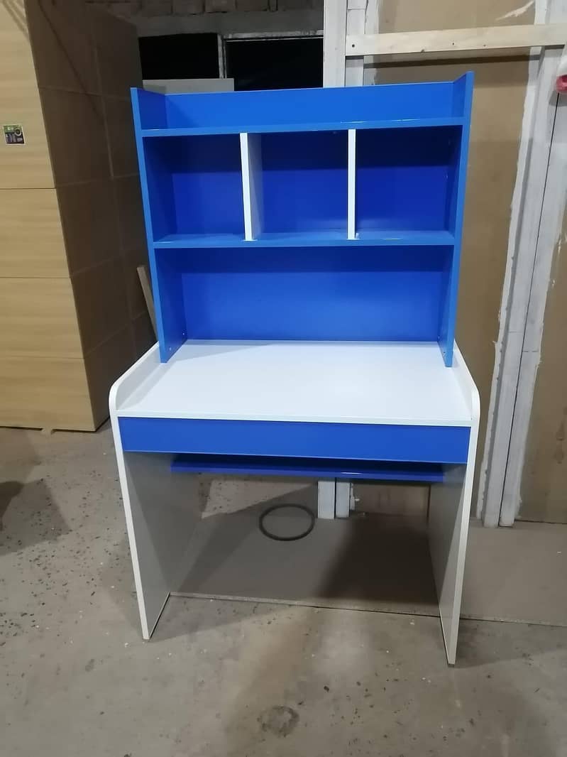 Kids study table 0