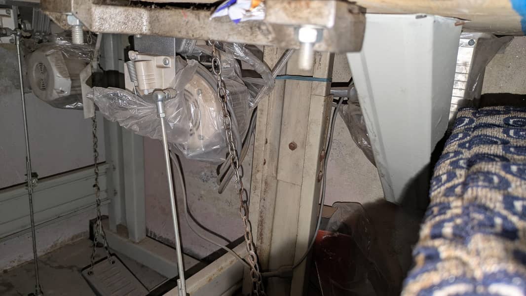 overlock + flatlock machine condition like good 2