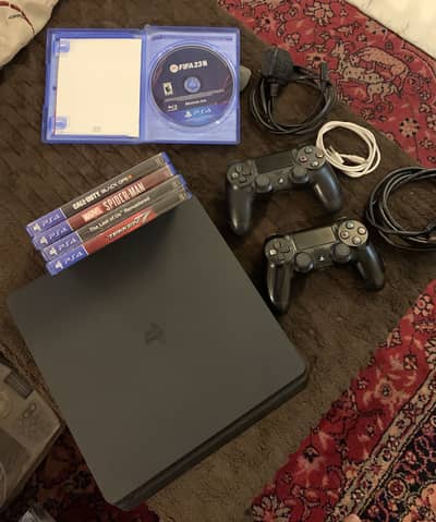 PS4 Slim 500GB + 2 Controllers + 5 Games