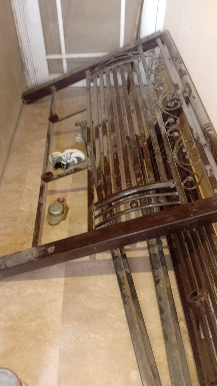 iron bed 0