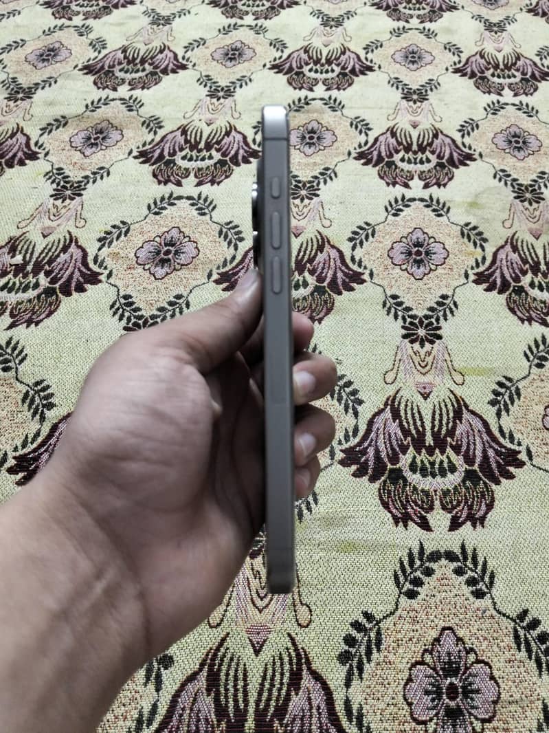 Apple iPhone 15 Pro Max 2