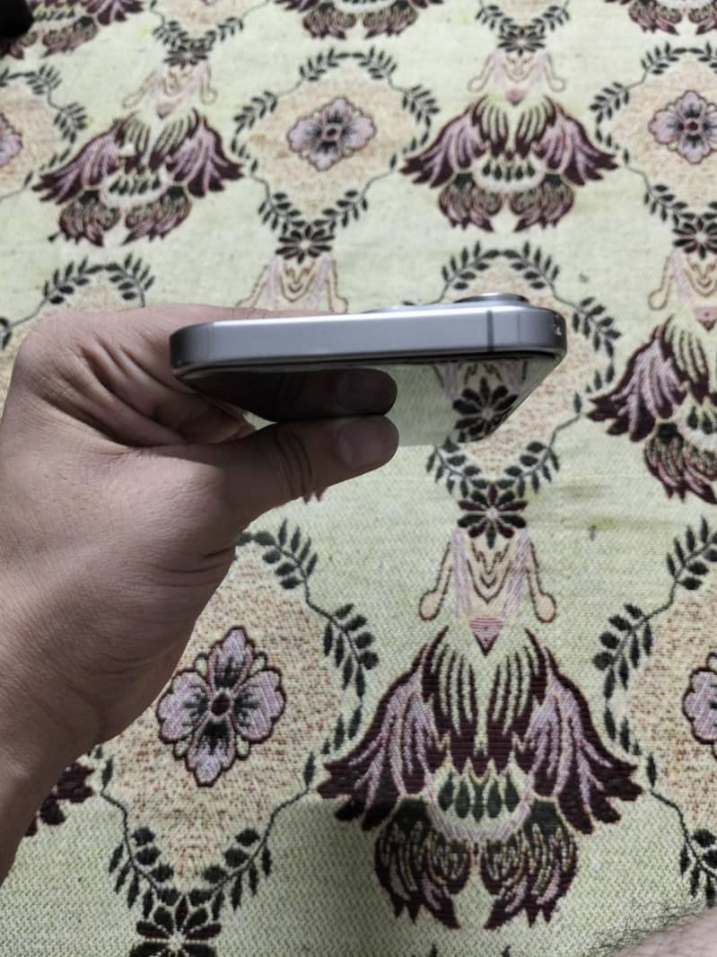 Apple iPhone 15 Pro Max 4