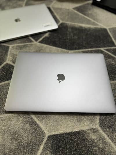 apple MacBook pro 2019 16inch core i9 16GB RAM 1TB SSD
