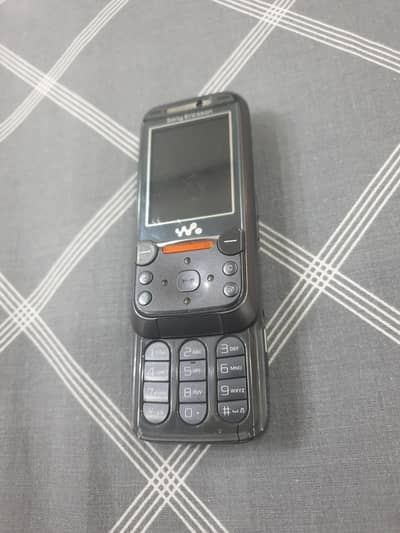 Sony Ericsson w850i and so505i Japanese antique exchange