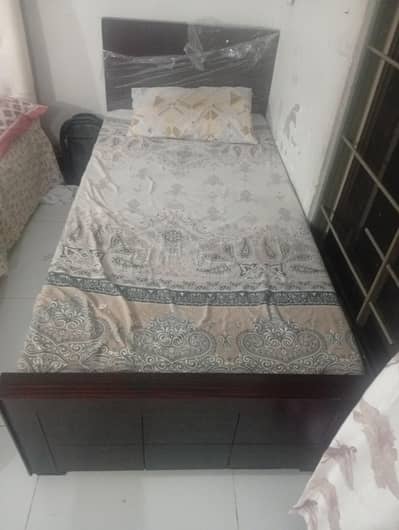 selling 3 beds
