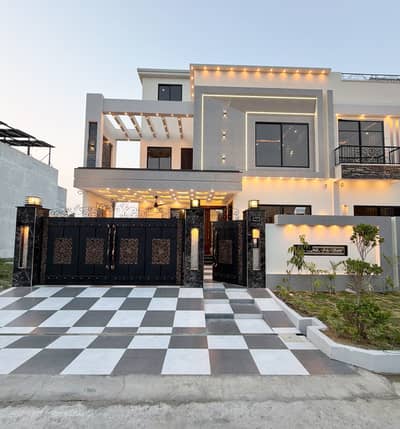 10 Marla Quality Construction House For Sale Prime Location.