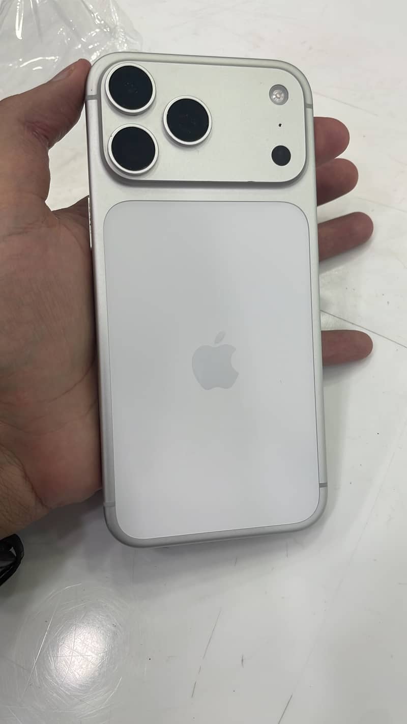 Apple iPhone 17 Pro Max 0