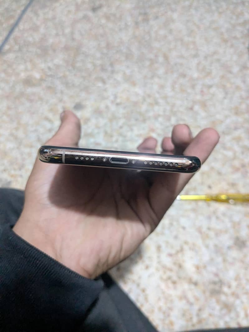 Apple iPhone 11 Pro Max 4