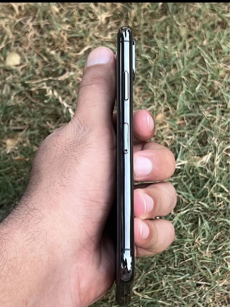 Apple iPhone X 4