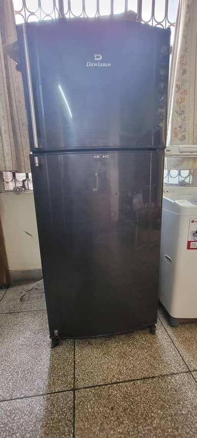 Dawlance Izone 16 cubic feet refrigerator/ fridge in black colour