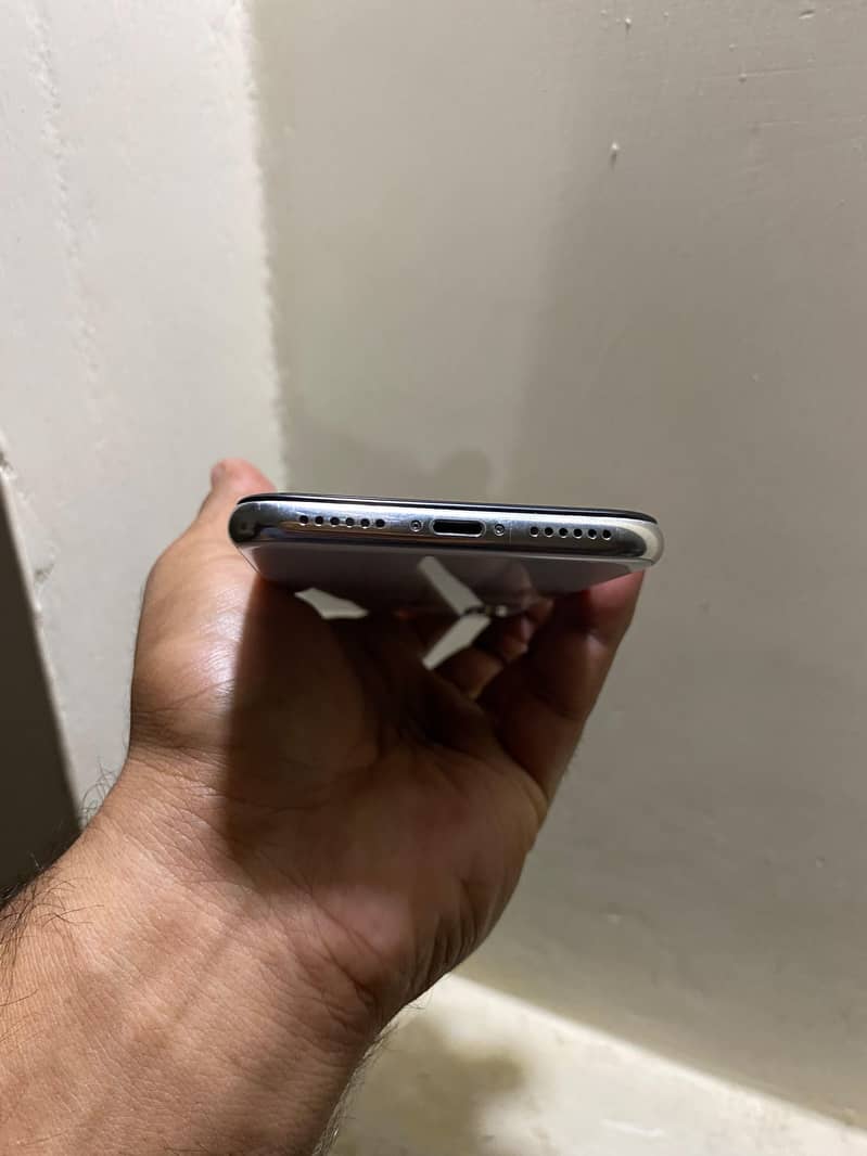 Apple iPhone X 4