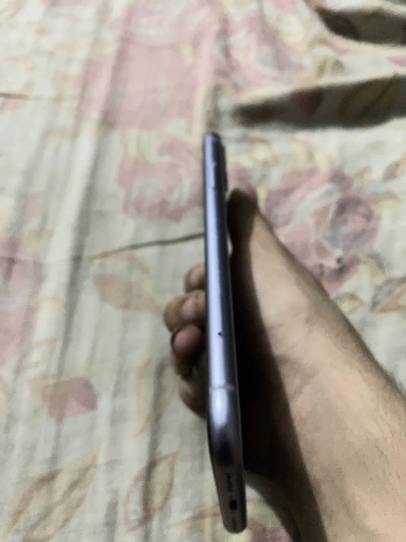 Apple iPhone 11 3