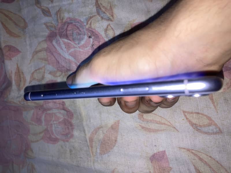 Apple iPhone 11 4