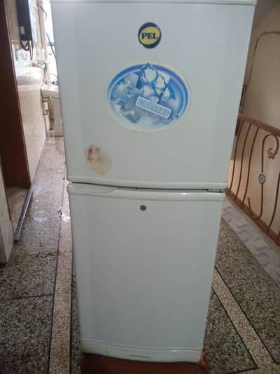 Pel medium size good condition. 100% cooling. old pedestal Fan free