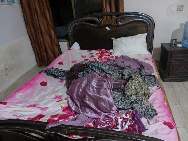 King Size bed inExcellent Condition with mattress 0