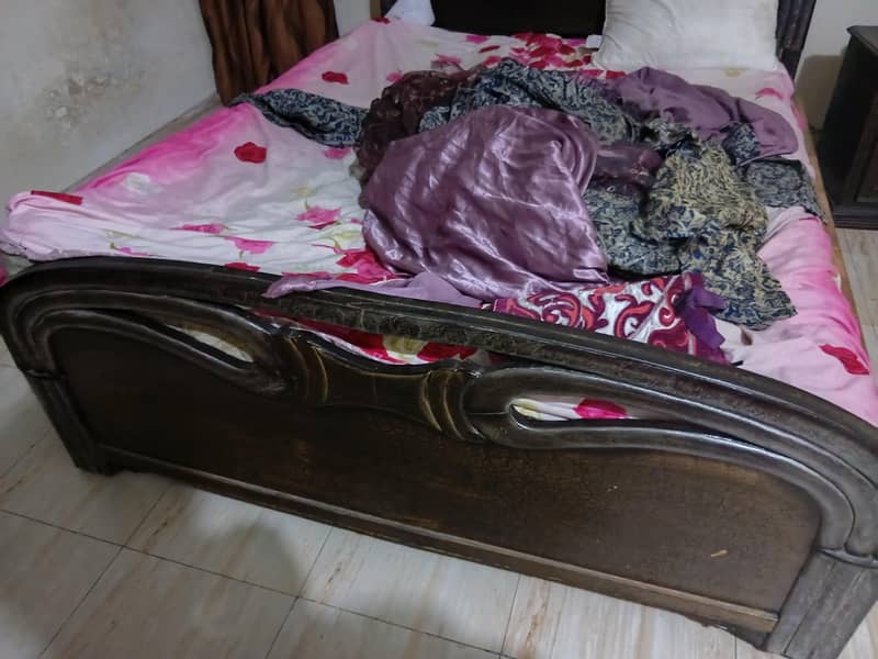 King Size bed inExcellent Condition with mattress 1