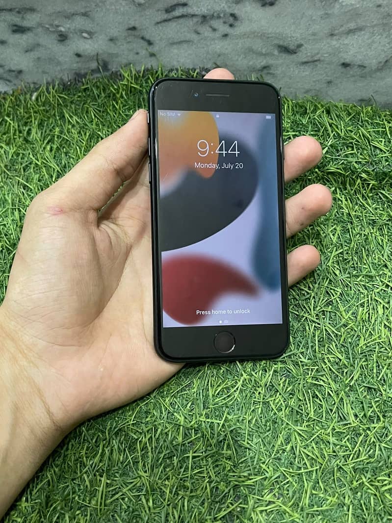 Apple iPhone 7 0