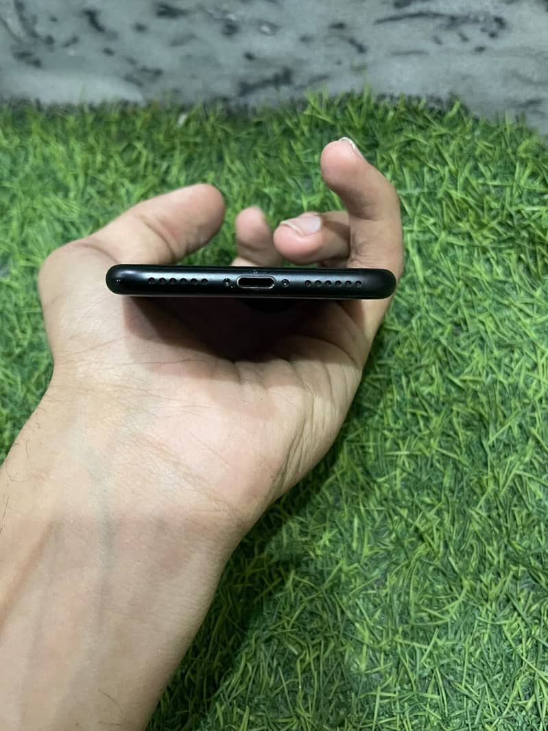 Apple iPhone 7 2