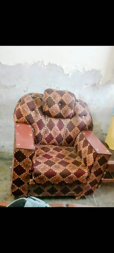 sofa set 1 three seat hai or aik 2 seat or aik 1 seat hai