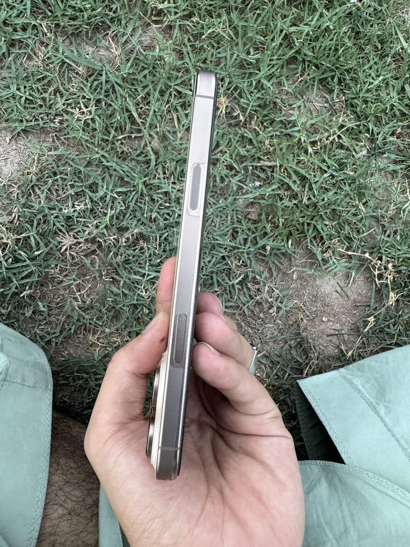 Apple iPhone 16 Pro Max 4